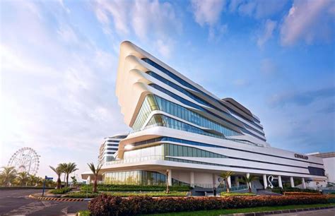 Experience the Splendour of Luxury Bayfront .
